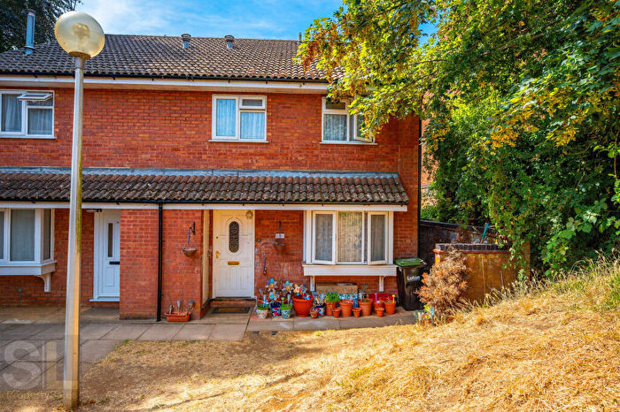 2 Bedroom Terraced House For Sale In Moorland Gardens, Luton, LU2