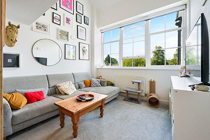 1 Bedroom Flat For Sale In Old School Close, Redhill, RH1