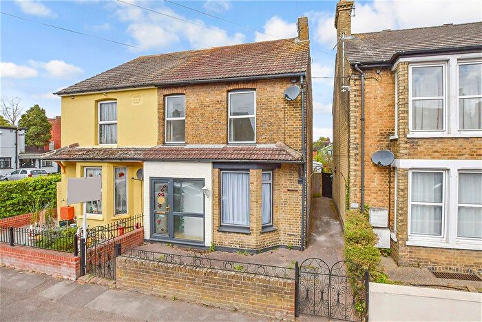 3 Bedroom Semi-Detached House For Sale In Park Road, Sittingbourne, Kent, ME10