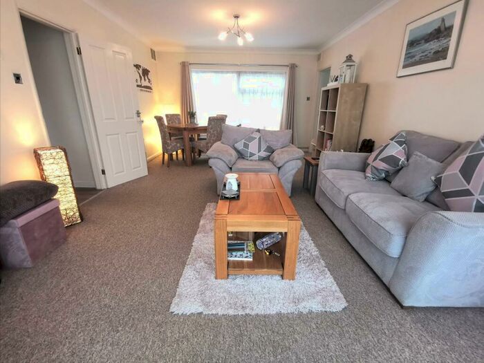 2 Bedroom Flat To Rent In All Saints Avenue, Maidenhead, SL6