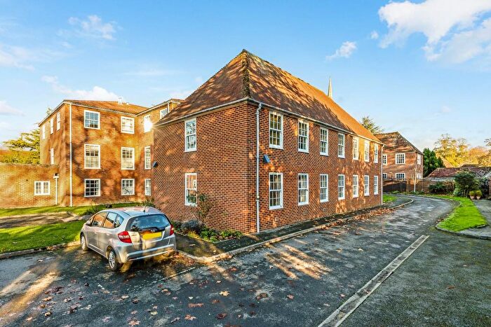 2 Bedroom Flat For Sale In The Close, Salisbury, SP1