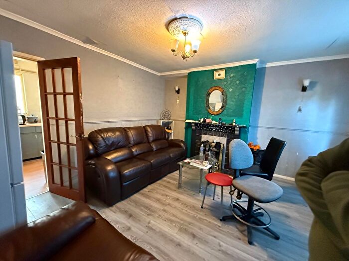 3 Bedroom Semi-Detached House To Rent In Pine Street, Walsall, West Midlands, WS3