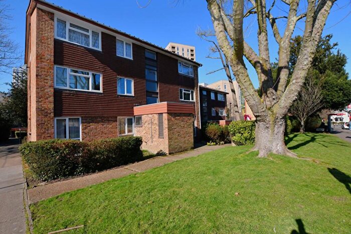 2 Bedroom Flat To Rent In Park Hill Road, East Croydon, Surrey, CR0
