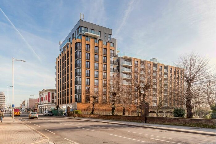 2 Bedroom Apartment To Rent In Charter House, IG1