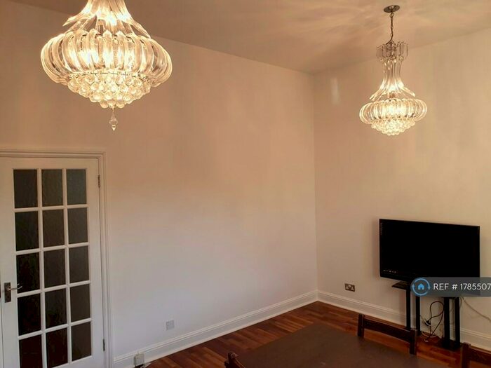 3 Bedroom Flat To Rent In Linden Grove, London, SE15