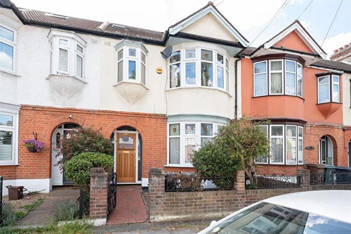 4 Bedroom Property For Sale In Wadham Avenue, Walthamstow, E17