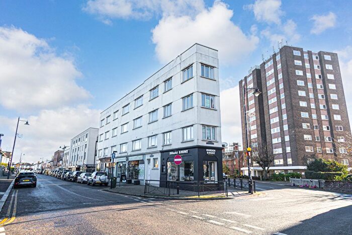 1 Bedroom Flat For Sale In Rectory Grove, Leigh-On-Sea, SS9