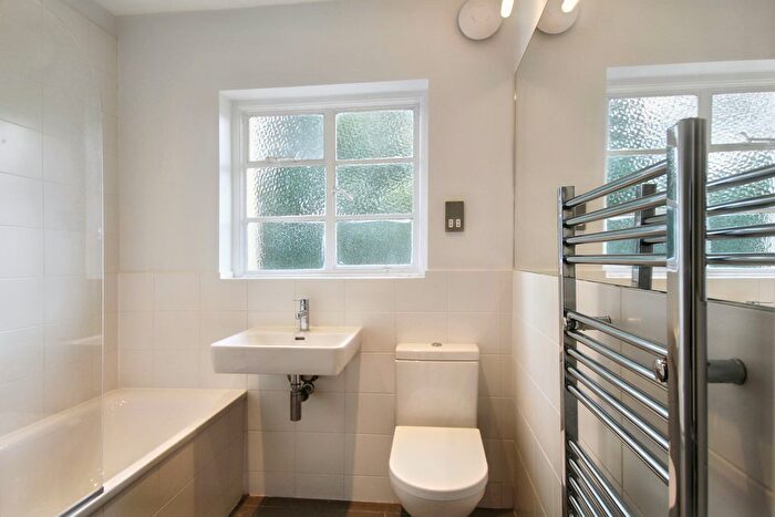 3 Bedroom Flat To Rent In Glenhill Close (), Finchley `, N3