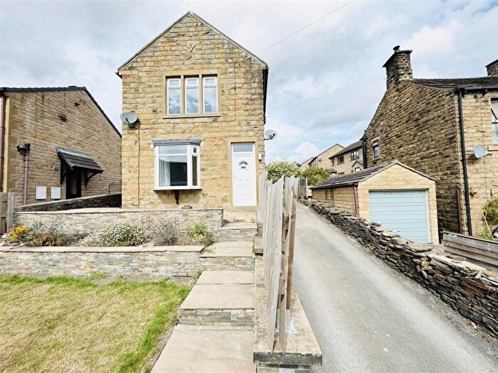 3 Bedroom Detached House For Sale In Croft Head, Skelmanthorpe, HD8
