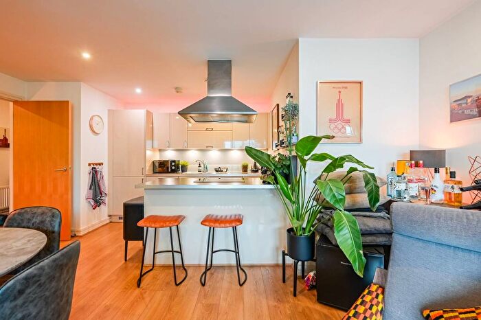 2 Bedroom Flat For Sale In Bow Common Lane, Bow, London, E3