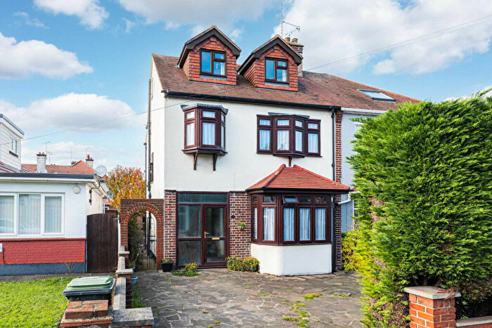 4 Bedroom Semi-Detached House For Sale In Hobleythick Lane, Westcliff-on-sea, SS0