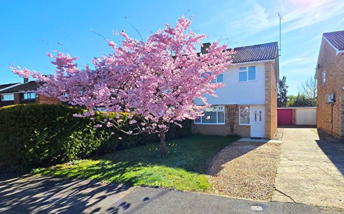 3 Bedroom Semi Detached House For Sale In Vauxhall Drive, Woodley, Reading, Berkshire, RG5