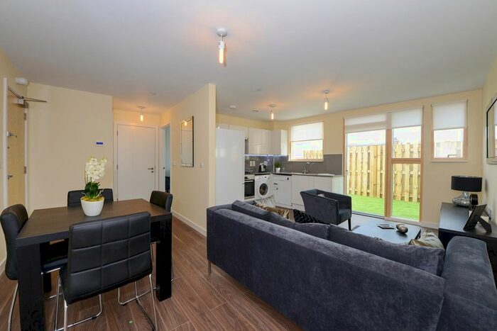 2 Bedroom Flat To Rent In Garratt Lane, Tooting, London, SW17