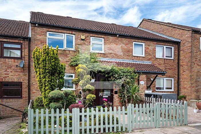 4 Bedroom Terraced House For Sale In Moorlands Avenue, Mill Hill, London, NW7