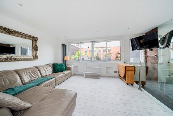 3 Bedroom Flat To Rent In Hanley Road, London, N4