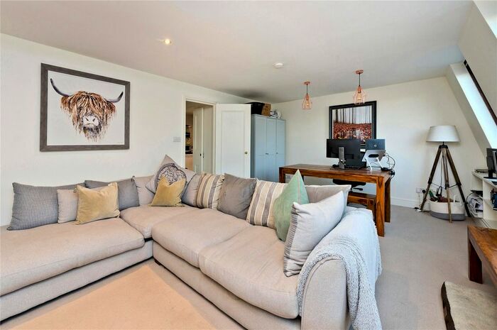 3 Bedroom Flat To Rent In Moore Park Road, London, SW6