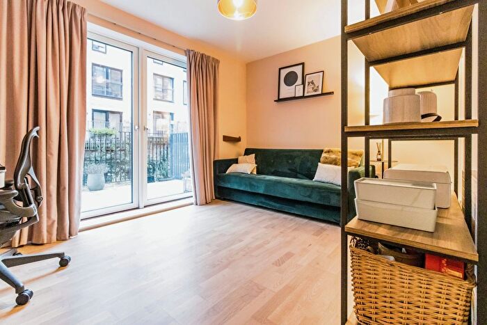 2 Bedroom Flat For Sale In Lockgate Mews, Manchester, M4
