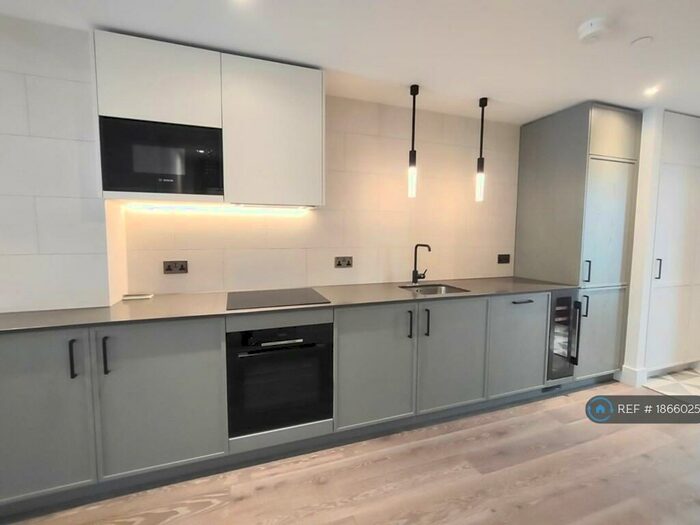 2 Bedroom Flat To Rent In Windsor Square, London, SE18