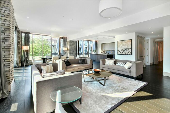 3 Bedroom Flat To Rent In Victoria Street, St James's Park, Westminster, London, SW1H