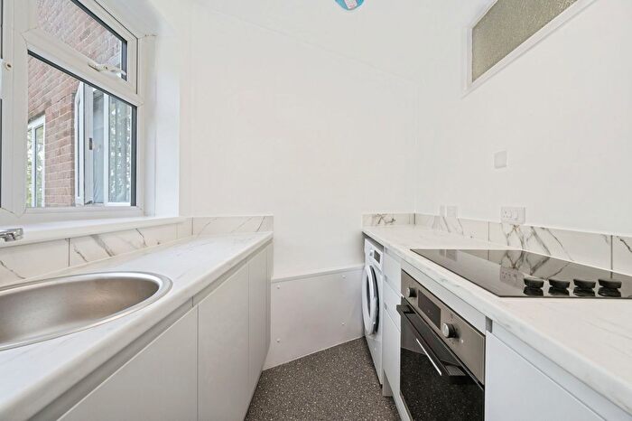 1 Bedroom Flat To Rent In Runnymede Court, West End, Southampton, SO30