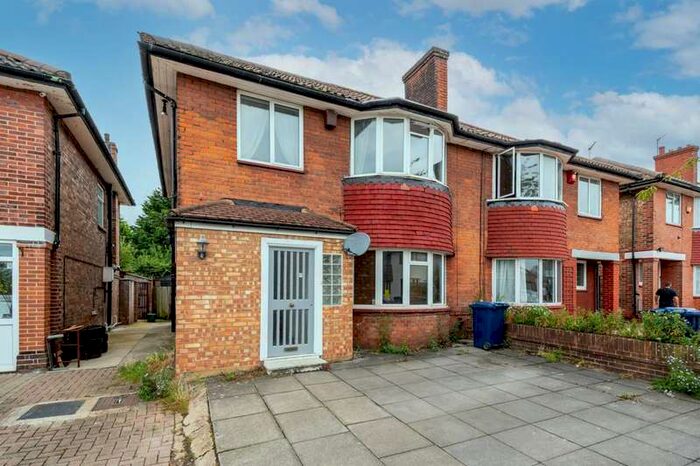 4 Bedroom Flat To Rent In Friars Way, Acton, W3