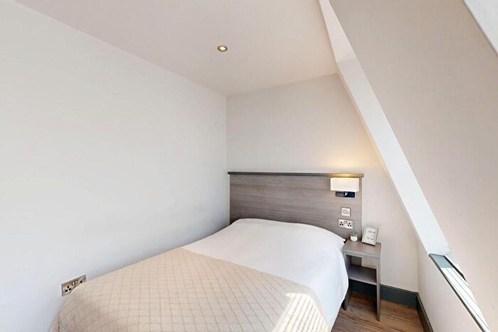 6 Bedroom Flat To Rent In Hoods Hideout, - Houndsgate, NG1