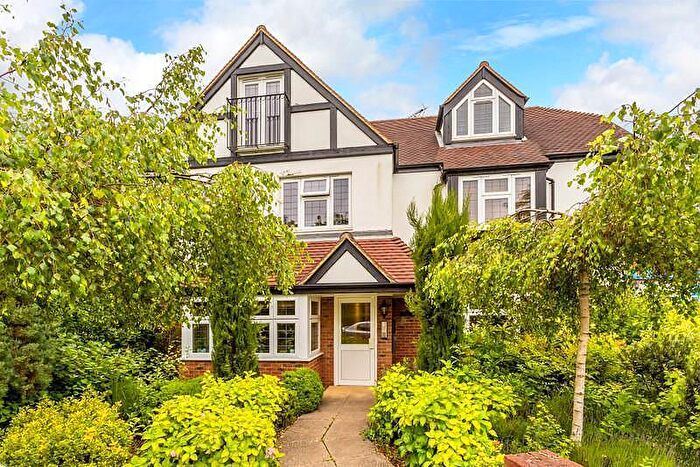 2 Bedroom Apartment To Rent In Bedroom Top Floor Apartment In Woldingham, CR3