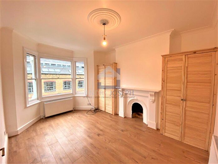 3 Bedroom Flat To Rent In Warriner Gardens, Battersea, SW11