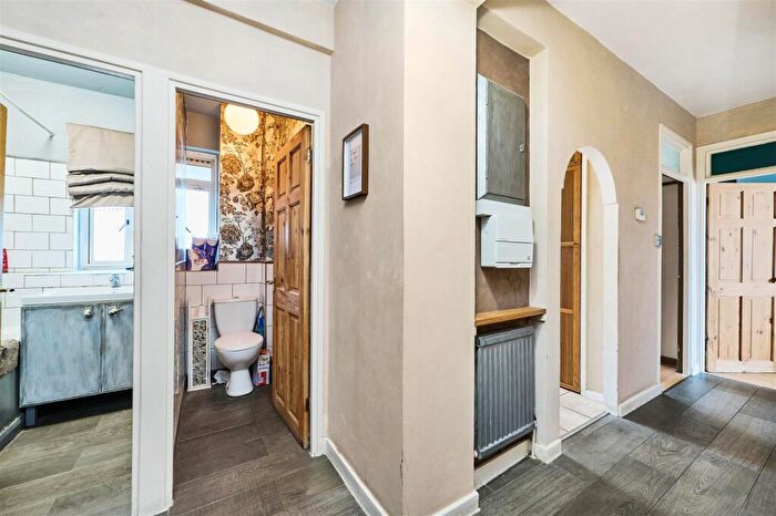 2 Bedroom Flat For Sale In Rawson Street, London, SW11