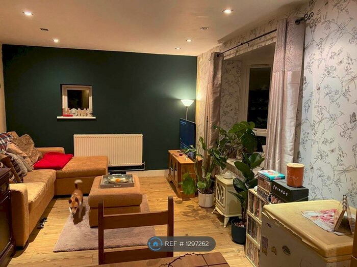 2 Bedroom Flat To Rent In The Lawn, Harlow CM20