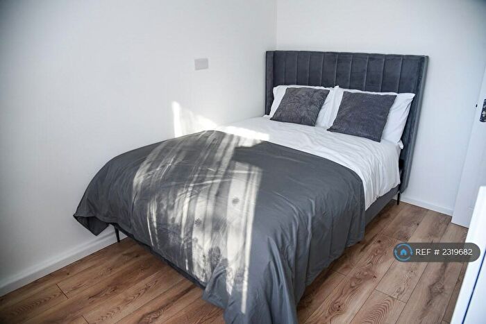 5 Bedroom Semi-Detached House To Rent In Hathway Walk, Bristol, BS5