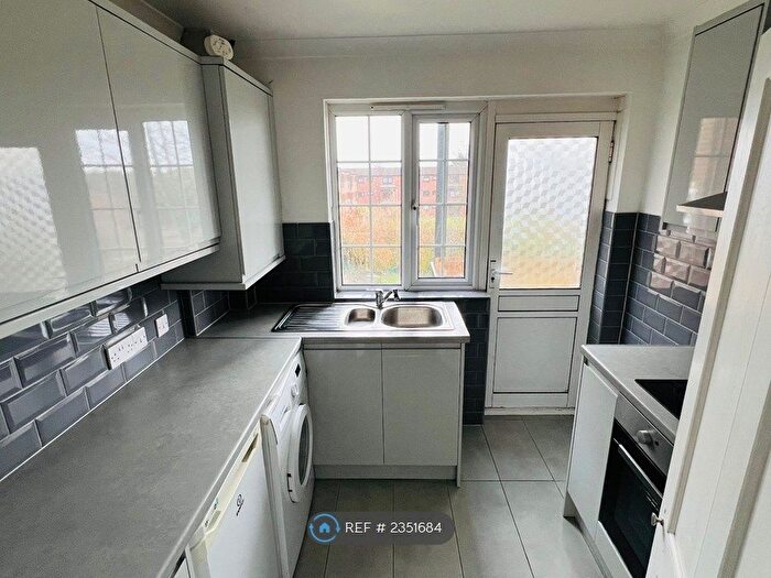 1 Bedroom Flat To Rent In Lyndhurst Court, London, E18