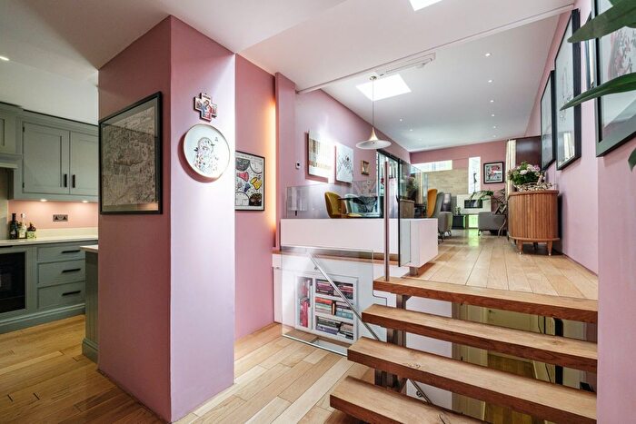 3 Bedroom Flat For Sale In Upper Street, Islington, N1