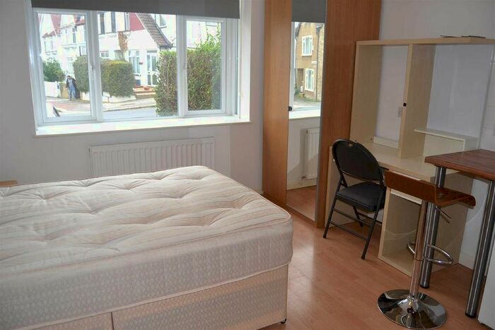 Studio To Rent In Woodstock Avenue, London, NW11
