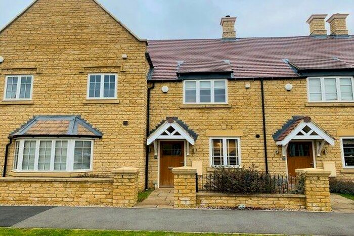 2 Bedroom Property To Rent In Sargent Square, Broadway, WR12