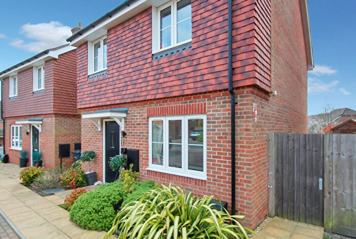 3 Bedroom Detached House For Sale In Amlets Place, Cranleigh, GU6