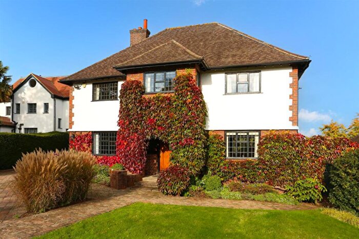 6 Bedroom Detached House For Sale In The Warren, Carshalton Beeches, SM5