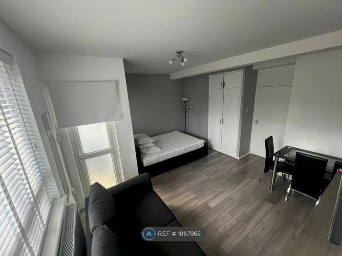 Studio To Rent In Kilburn Lane, London, W10