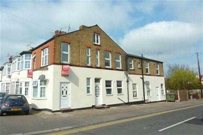 2 Bedroom Flat To Rent In Gainsborough Drive, Westcliff On Sea, SS0