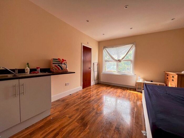 1 Bedroom Flat To Rent In St. Georges Parade, Perry Hill, London, SE6