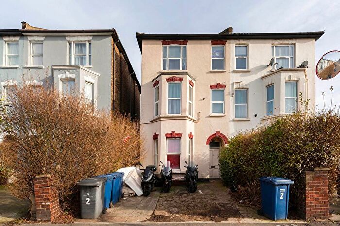 3 Bedroom Flat To Rent In Claremont Road, London, NW2