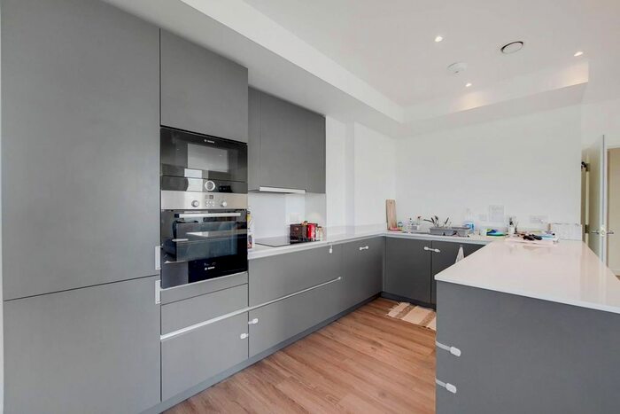 3 Bedroom Flat For Sale In Pinnacle Apartments, Central Croydon, Croydon, CR0