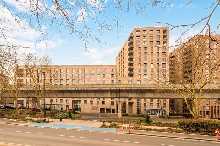 3 Bedroom Flat To Rent In Bramwell Way, Pontoon Dock, E16