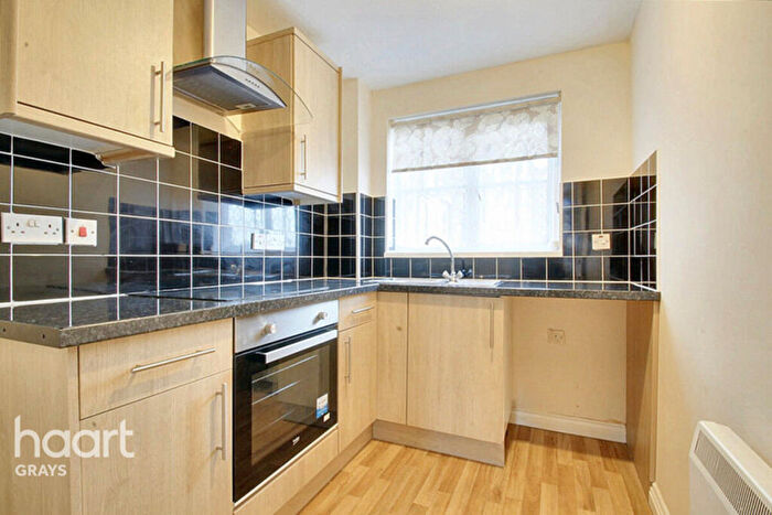 2 Bedroom Flat For Sale In Dunlop Road, Tilbury, RM18