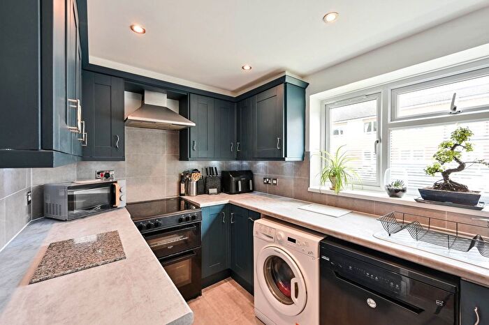 3 Bedroom Maisonette For Sale In Edenside Road, Bookham, KT23
