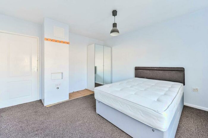 3 Bedroom House To Rent In Holburne Road, Kidbrooke, London, SE3