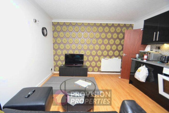 3 Bedroom Town House To Rent In The Poplars, Hyde Park, Leeds, LS6