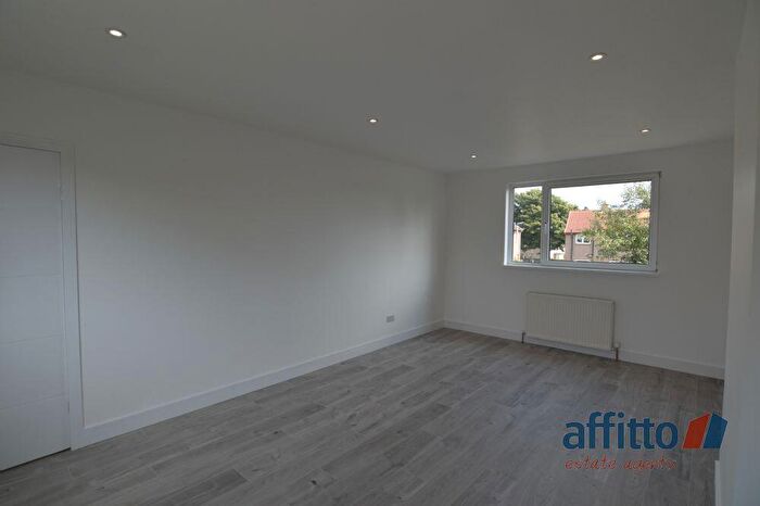 3 Bedroom Semi-Detached House To Rent In Tyndrum Place, Kirkcaldy, KY2