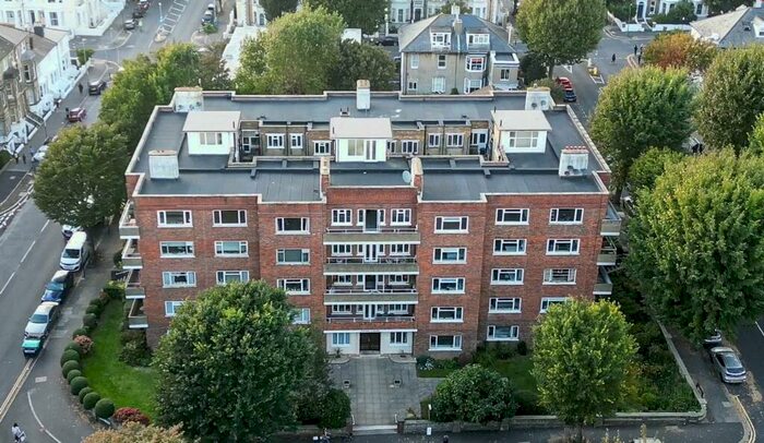2 Bedroom Flat To Rent In Eaton Gardens, Hove, BN3