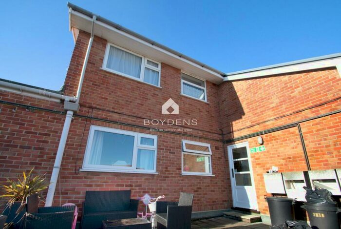 2 Bedroom Flat For Sale In Connaught Avenue, Frinton-On-Sea, CO13